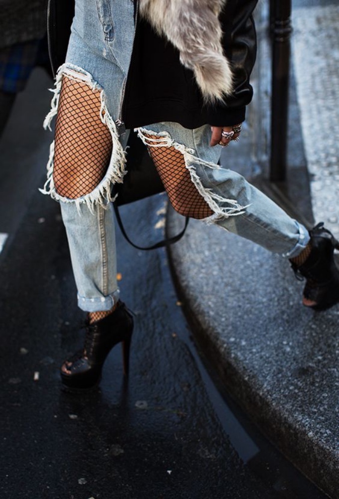 Pantalones rotos con medias outlet
