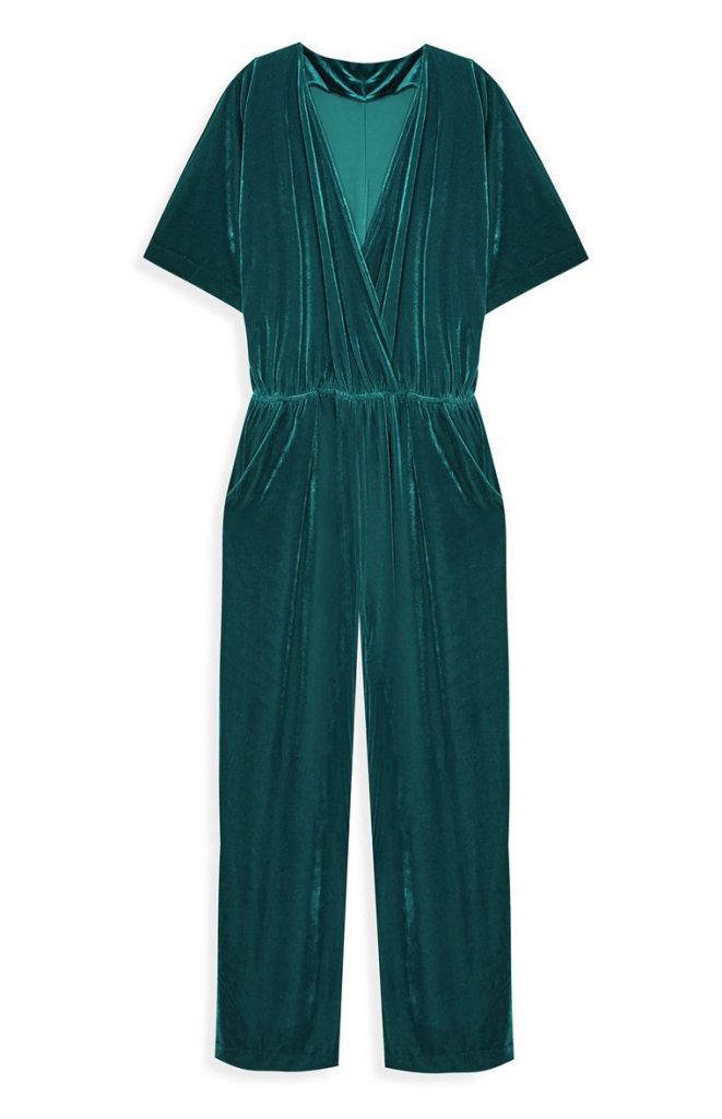 Mono-con-envoltura-de-terciopelo-verde