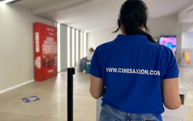 Empleada de Cines Axion en CC El Arcángel