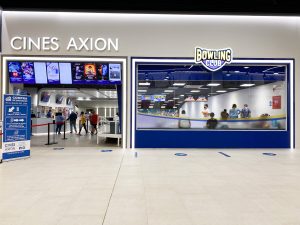 Puerta de los estrenos de cines Axion en CC El Arcángel